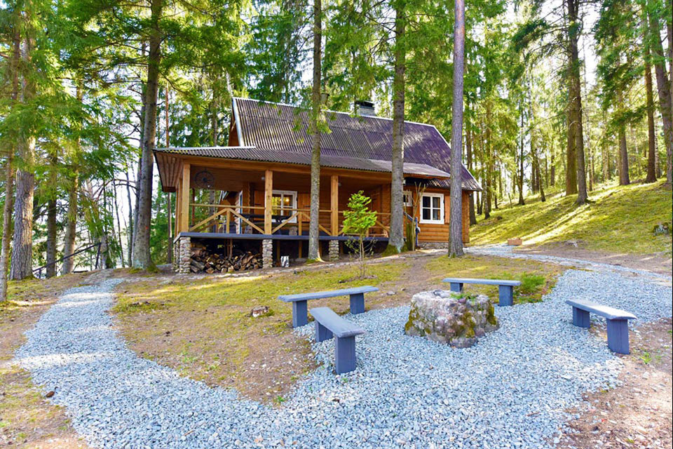 Ferienhütte im Wald direkt am See